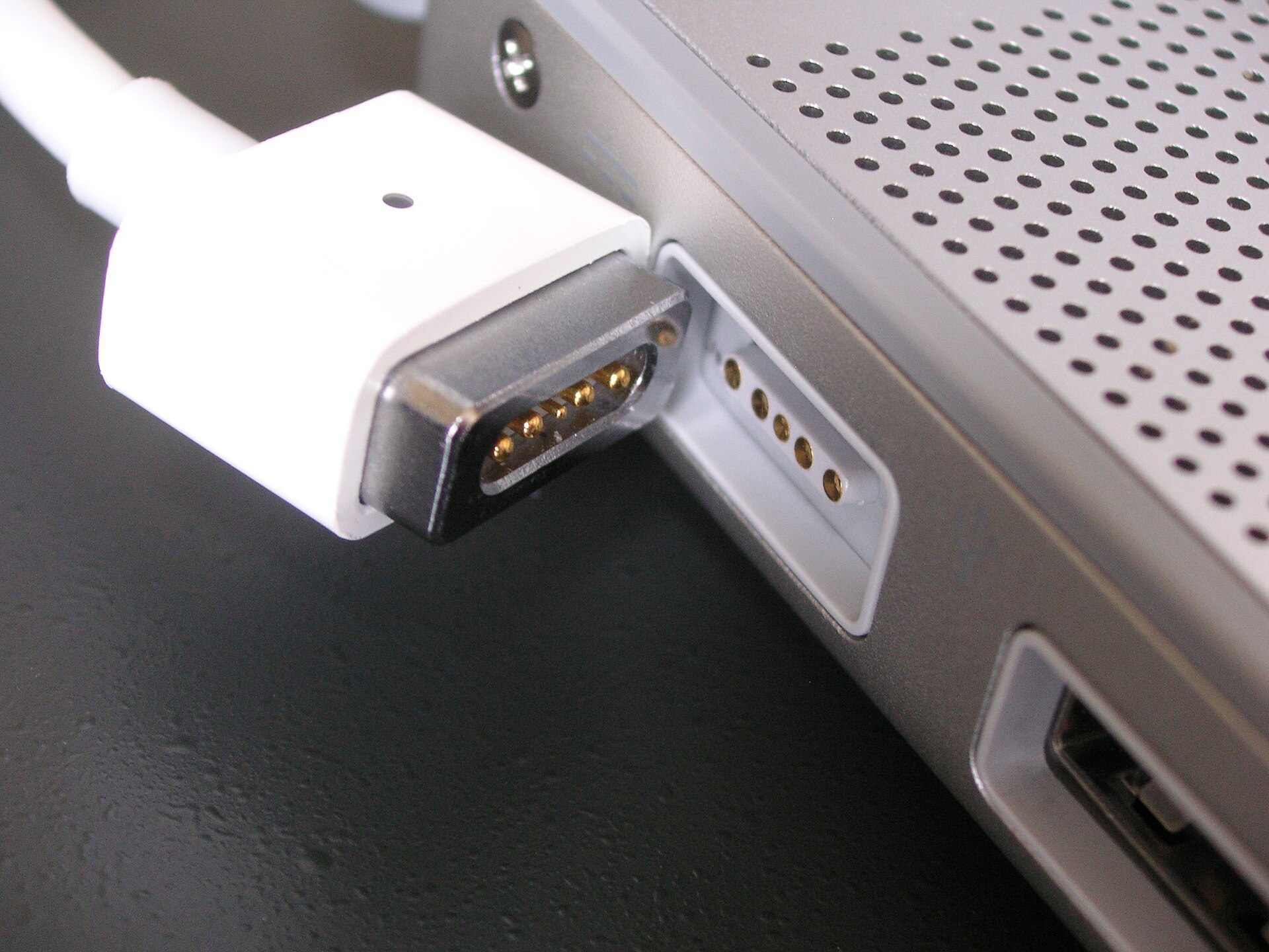 Sạc và tối ưu pin MacBook